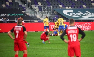 שחקני בני סכנין צופים בשחקני מכבי ת״א חוגגים את שער הניצחון בדקה ה-95