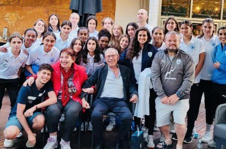 נבחרת הנערות של ישראל במפגש עם ניצול שואה